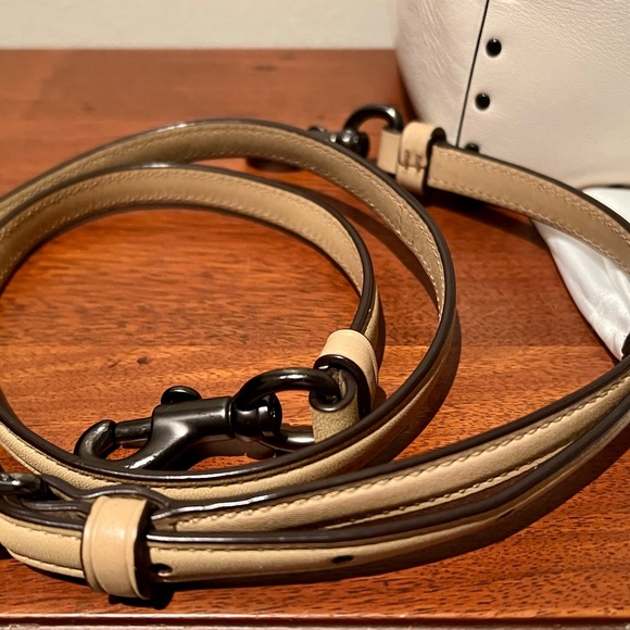 Coach 1941 Cooper Carryall in Chalk & Beechwood with Border Rivets Colorblock - Picture 6 of 9